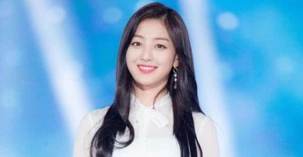 南韩“全能偶像担当”:金泰亨帅气,宋雨琦可爱