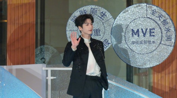 张凌赫直播射箭猜词,新年祝愿好运健康