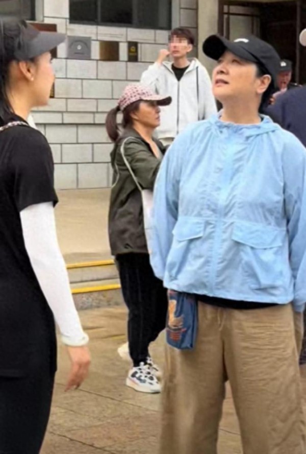 57岁陈小艺陕西旅游，胖到160斤素颜皮肤黑，导演老公瘦成皮包骨