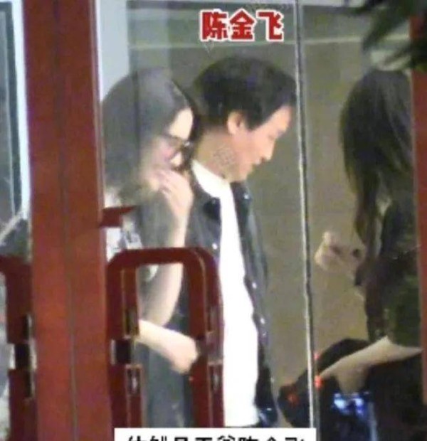 成败全靠干爹？著名狗仔刘大锤再爆料，刘亦菲和陈金飞聚餐被拍