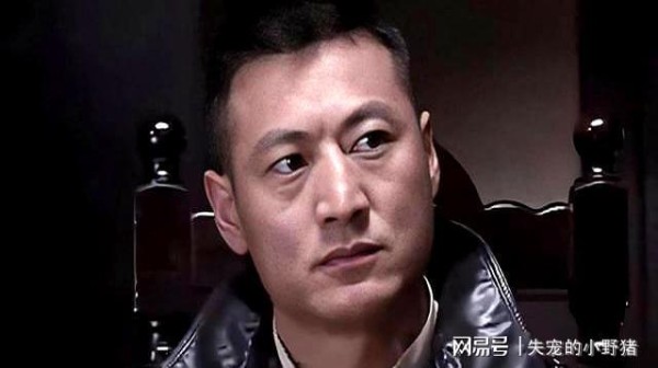 演员范雨林：实力硬汉却不红，娶普通人低调过日子，妻子胜过初恋