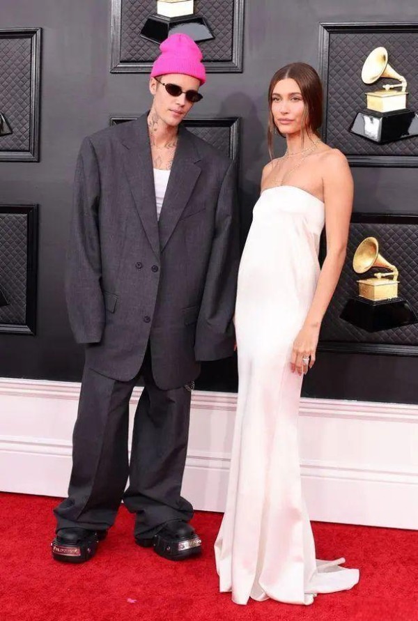 格莱美颁奖典礼红毯星光：明星闪耀谁能称霸？