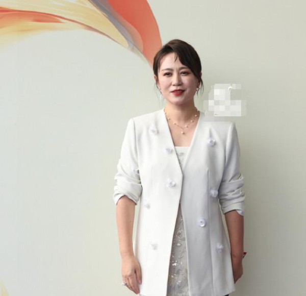 明星厦门走红毯：马丽像贵妇，王一博像服务生，王传君穿的真随意