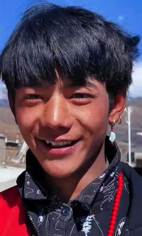 谢霆锋到丁真家乡录制节目，穿民俗服饰显胖壮，与路人合影很和善