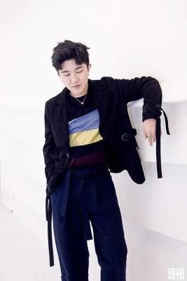 张大大自曝曾与明星谈恋爱经历引关注