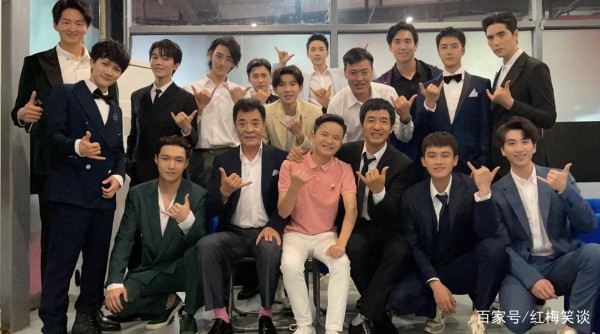 文艺汇演大合照，张艺兴站位获好评，王一博用了美颜认不出