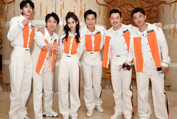 李晨晒第八季首期合影，八位明星参与录制，飞行嘉宾成最大赢家！