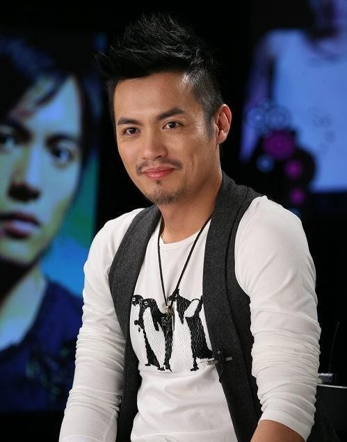 曾经的当红一线歌星,红火时选择当演员,现在过得如此落魄!