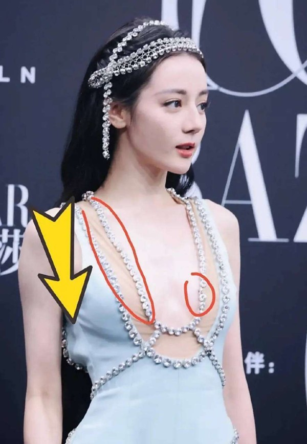 迪丽热巴红毯礼服撕裂露安全裤！无滤镜生图流出，网友吵翻仪态去哪了