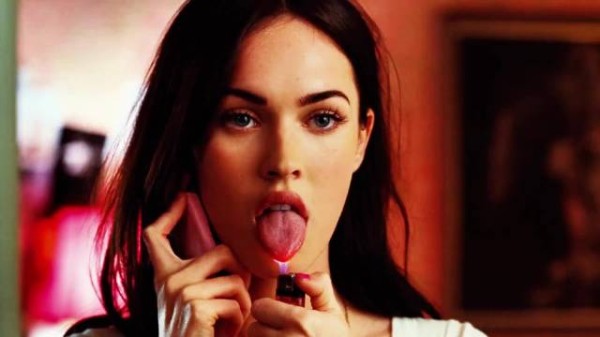 别被她的美貌骗了! 那个万人迷詹妮弗,早不是 “人”了! 《詹妮弗的肉体》