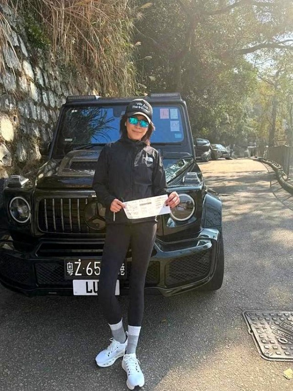 刘嘉玲新年第2天 350万奔驰大G就被贴400罚单 面带微笑让梁朝伟拍照