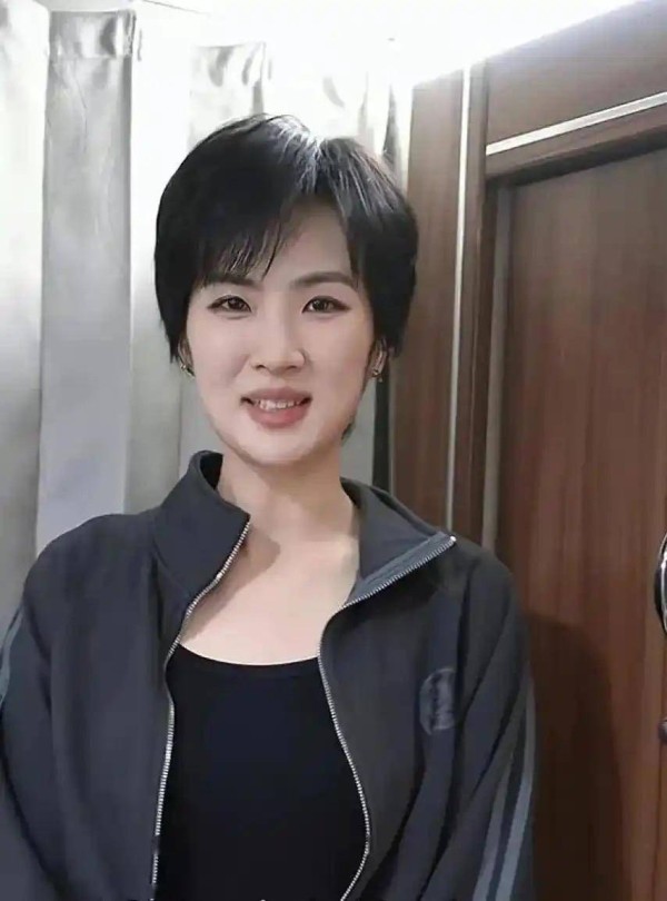 姚安娜对娱乐圈最大的贡献就是自从他开始演戏以后，就没有人敢在娱乐圈那富二代人设了，因为大家发现原来富二代穿的是几百块的衣服，几百块的鞋子。 要说近几年娱乐圈最意外的行业整顿者，姚安娜绝对算一个，没人能想到，这位顶着华为二公主光环出道的姑娘，没靠流量没靠炒作，反倒用一身平价穿搭，硬生生让...