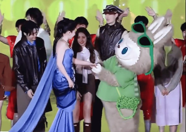 刘亦菲与Labubu握手超甜！普通人0成本AI换脸get明星同款写真秘籍