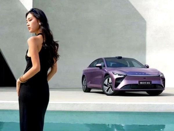 高冷奶茶：刷到一条内部爆料差点笑出声！

现在车企卷起来连明星都怕——听说某顶流团队正在密谈奇瑞星途代言，因为这款车简直是娱乐圈赶通告的“天选座驾”！

你们细品啊，1.5T混动发动机配电机，零百加速5秒级，这速度比狗仔队追拍顶流还猛。180km纯电续航够不够用？隔壁剧组场务小哥掰着指头算：横店到象山影视城来回刚好够，还能剩电量在房车里吹空调补妆。

最绝的是这车CLTC综合续航1300km+，什...