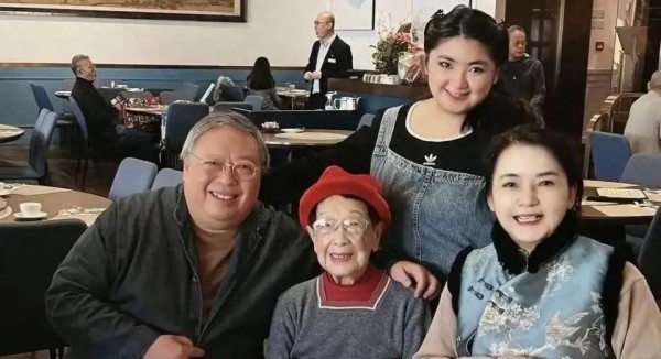 元旦67岁胡慧中与76岁丈夫何志平带女儿在酒楼陪101岁婆婆吃茶