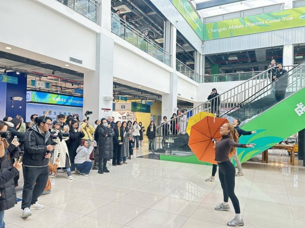 音乐剧《雨中曲》演员与成都大学学子共舞,这场快闪太燃了