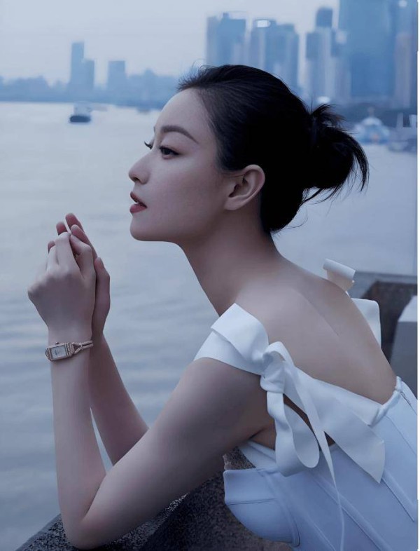 看客散场,女王登基:倪妮将“被看的风景”活成“自洽的山海”