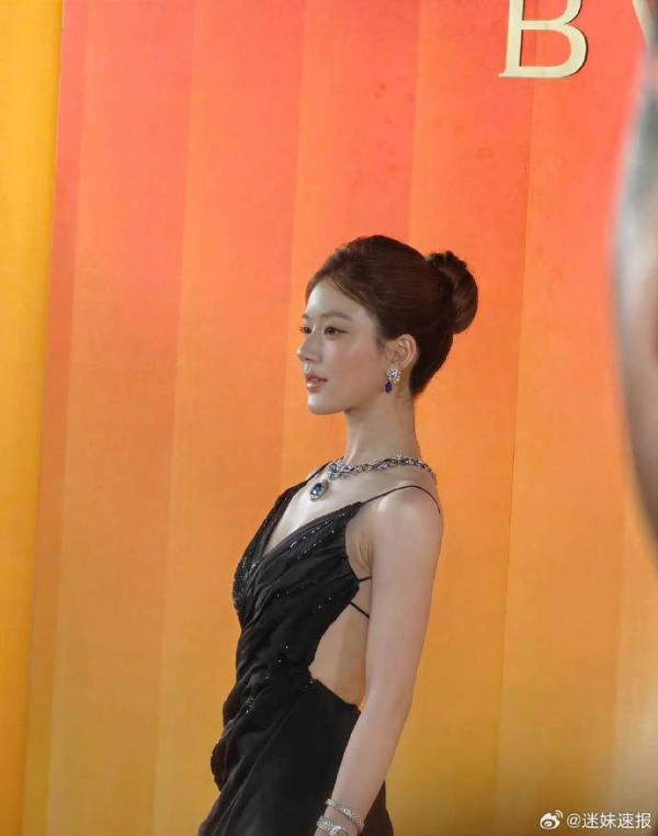 赵露思压轴红毯翻车!高珠礼服不合身狂掉肩,网友:仪态管理太差