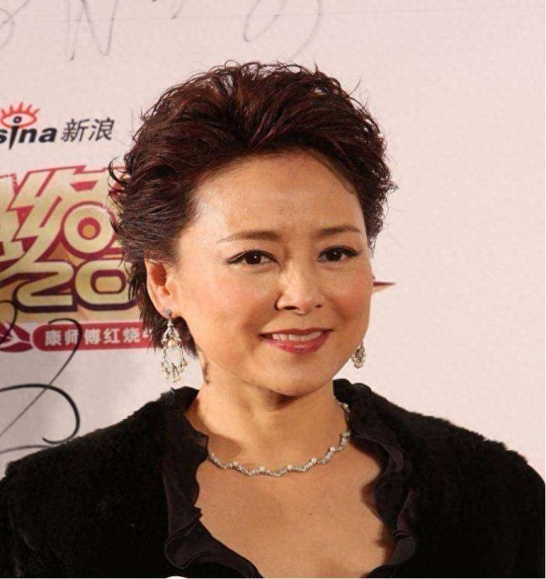 演员张瑜离婚后单身30年,68岁无子女,见前夫仍心动