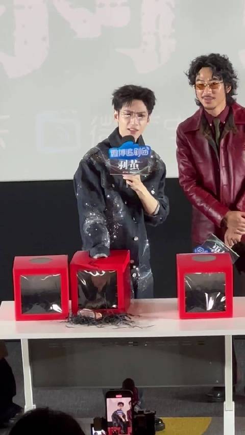 要被《剥茧》剧宣笑死了！ 罗云熙薅出一顶假发，刘雅瑟强势送给观众23333