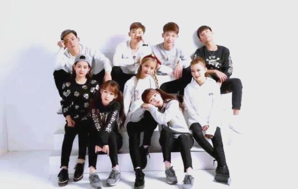 网络红人现象探索：定义、成名路径及经济影响