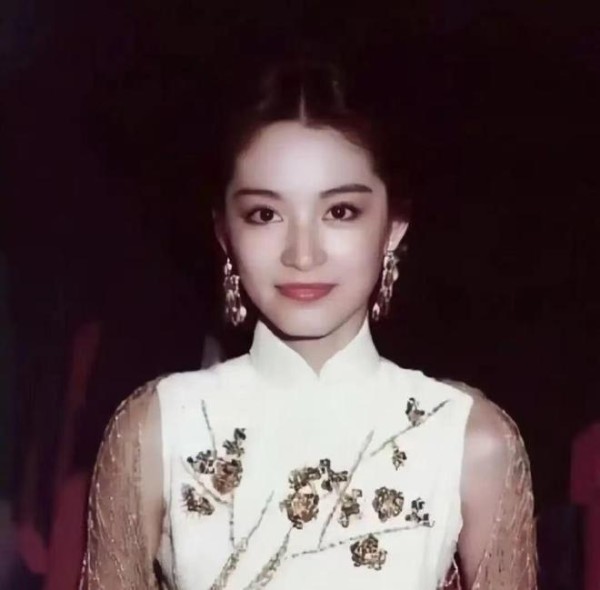 71岁林青霞近照曝光，生图真实端庄洒脱，网友感叹气质依旧超好