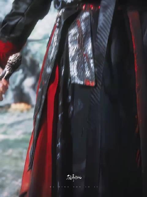 二十几岁的妖王，正是爱打扮的年纪