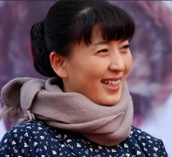 明星哭穷百万不够养家?一查名下开公司、住豪宅,网友不买账