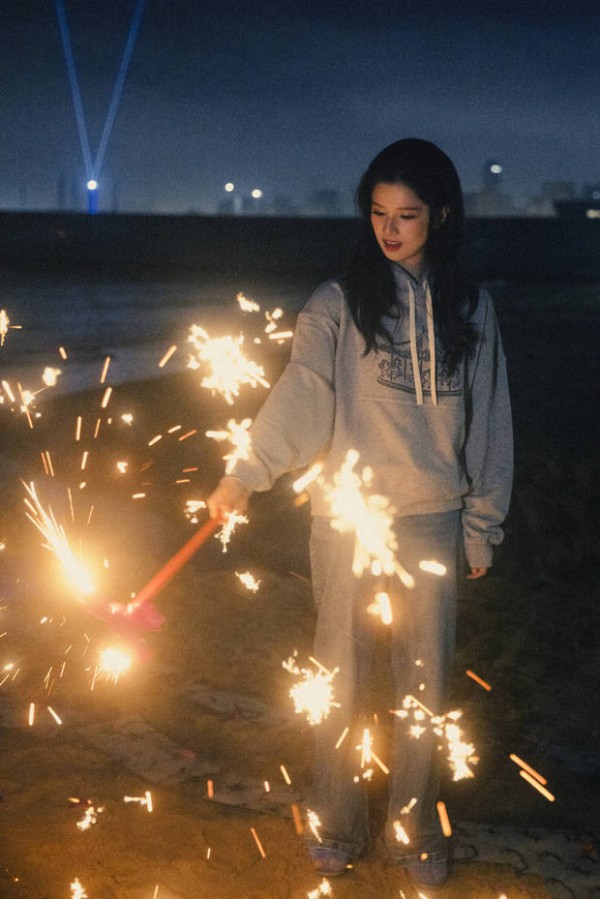 张婧仪手持烟花棒,笑容好甜。