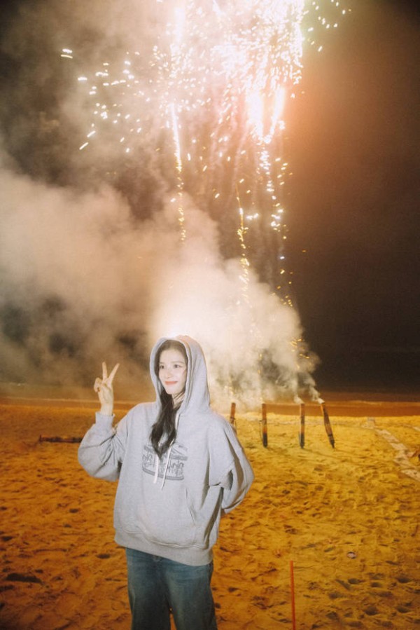 张婧仪对镜比耶。