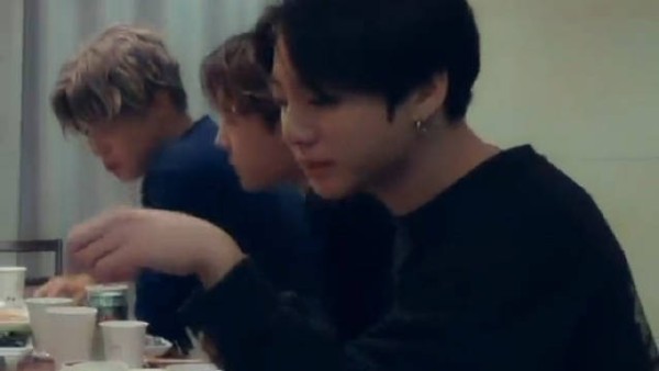 田柾国 230107 喝完酒后会用左手手背擦嘴(吃东西的时候好可爱 ww)