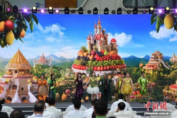 资料图：“东盟水果 汇聚广西 让畅购RCEP更便利更美好”活动中，东盟水果主题音乐剧演出。林浩 摄