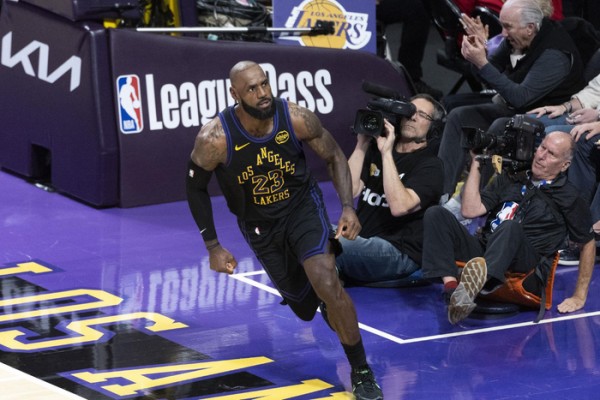 41岁还在打球有几人?天勾进全明星 老詹表现绝无仅有 两主帅上场
