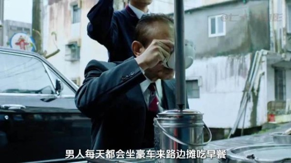 男人每天都会坐豪车来路边摊吃早餐,可却从来都不结账