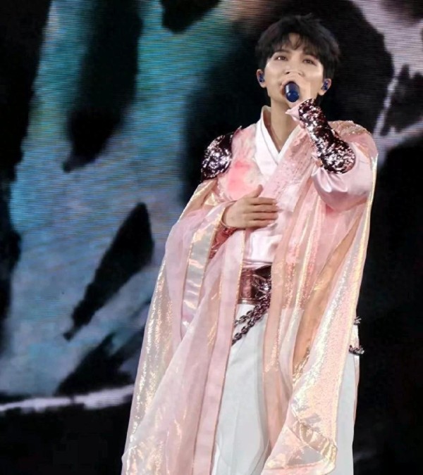 周深参与2026央视跨年晚会演唱《浮光》!周深香港演唱会上座率高