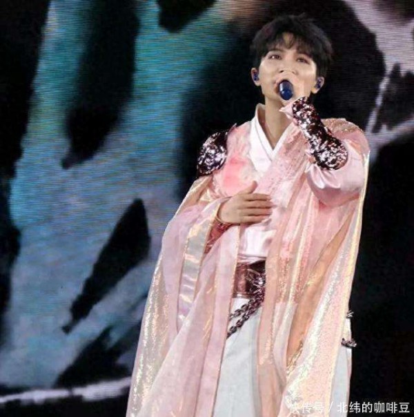 周深唱歌时设备坏了,现场一片混乱,最后却上了热搜。