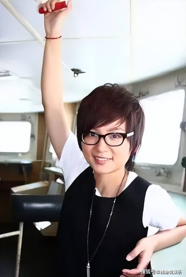 39岁周笔畅太惊艳，一头金发女人味十足，不婚不育独居300平豪宅