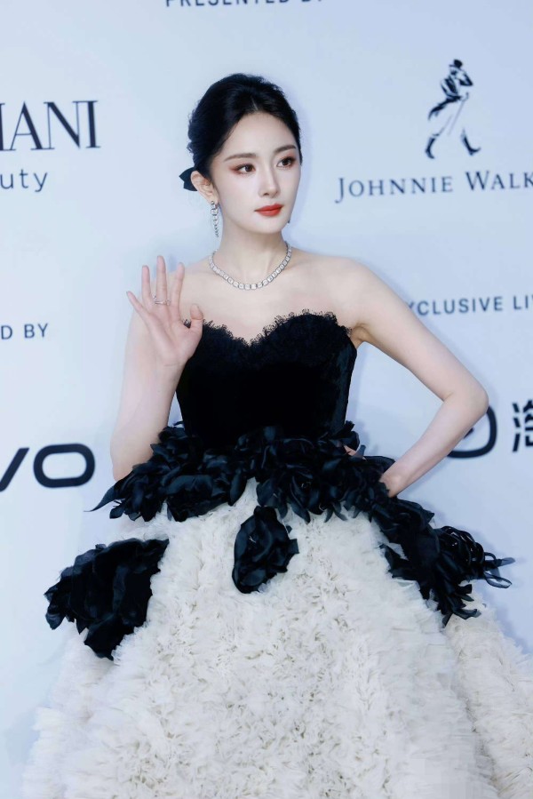 杨幂云营业比现场明星聪明？借争议为新剧引流，网友：这波操作太溜