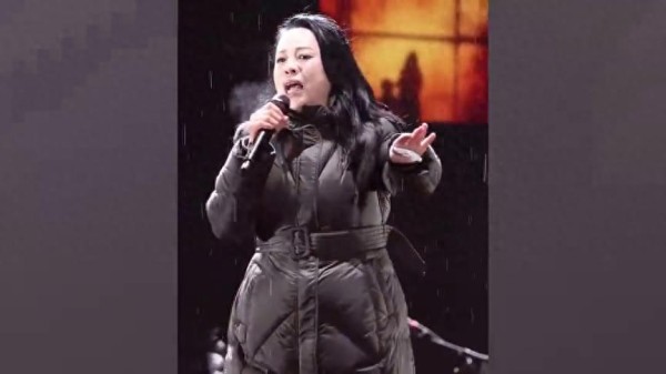 黄绮珊冒雨演出冻到表情失控,冷到现场蹦跳,承办方回应:...