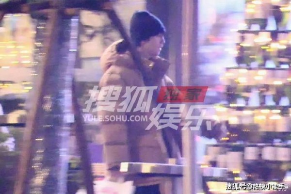 王俊凯喝咖啡遭围观:明星私生活的“一杯咖啡”距离