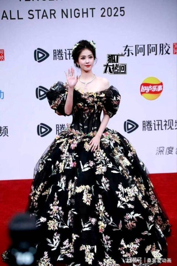 星光大赏造型被嘲!赵露思直播直言衣服出问题!造型师发文回应打脸