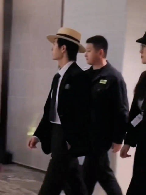 满屏大长腿！这走路鲨谁不爱