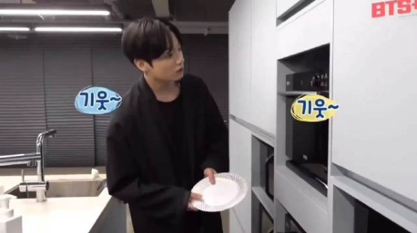 田柾国自制披萨vlog公开，可爱尝试引粉丝关注