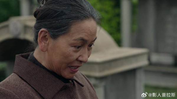 程兵一行人祭拜师父 给师娘一张照片,师娘一句话太心疼