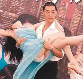 美人萧蔷露底裤春光外泄 男搭档招架不住(图)