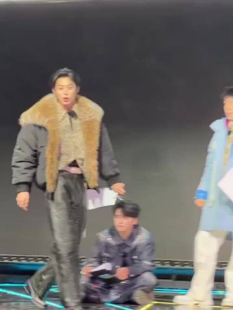 王鹤棣黄子韬录综艺默契同款，心灵感应穿一条裤子