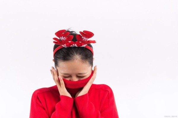 何晟铭“手滑”公关惊艳网友，看明星如何用梗化解舆论危机