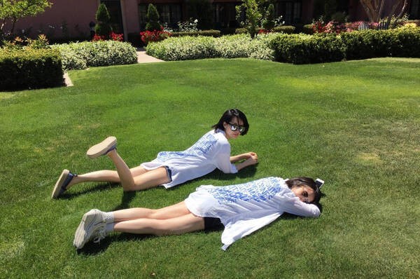 冻龄女神!48岁许晴躺草地大秀美腿