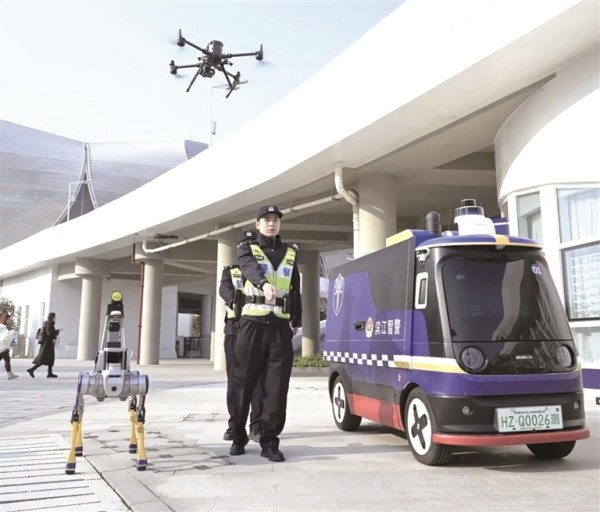 警用枪械、AI机器人、西湖捞哥、明星警犬……1月9日吴山广场 警营开放活动又来了