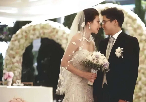 霍启刚深夜密会女星？郭晶晶回应婚姻现状：豪门体面碎一地